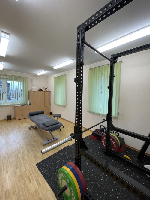 Trainingsraum mit Kraftgeräten