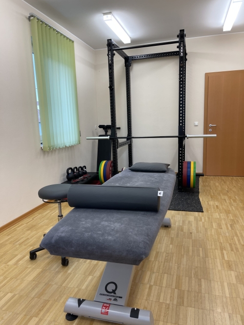 Trainingsraum mit Therapieliege
